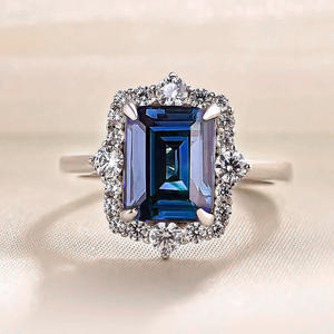 Anello di Fidanzamento Q700 in Platino con Zaffiro per Donna, Design Geometrico con Halo di Diamanti - Product Image 1