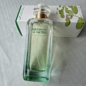 น้ำหอม Jardin Sur Le Nil Eau De Toilette ขนาด 100 มล. กลิ่นสดชื่น ผลไม้เขียว กลิ่นน้ำ หอมสำหรับทั้งชายและหญิง ขายส่ง น้ำหอมแบรนด์แท้สำหรับผู้หญิง - Product Image 1