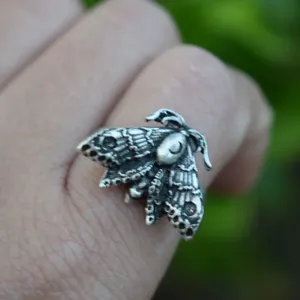 Anillo de cóctel ajustable de aleación vintage SanLan con calavera y mariposa para regalo de fiesta de Navidad - Product Image 4