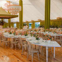 Table de mariage serpentine en bois blanc, table de banquet incurvée avec pieds tournés, table modulaire pour événements, location et décoration de fêtes