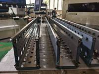 Pièce longue sur mesure en tôle, fabrication de tôlerie, traitée par poinçonnage et pliage, avec support de conception et mesure finale