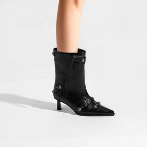 Botas de Invierno Occidentales Negras Personalizadas para Mujer, Marca Moncheer, con Punta Puntiaguda, Altura Media, Adornos Metálicos y Detalle de Hebilla, OEM ODM Disponible - Product Image 1