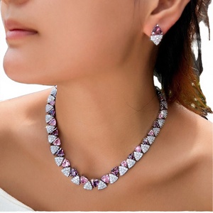 Conjunto de Joyería de 2 Piezas con Collar y Aretes Geométricos Blancos, Rosas y Morados con Circonita Cúbica y Baño de Rodio, Regalo para Mujer, para la Noche - Product Image 2