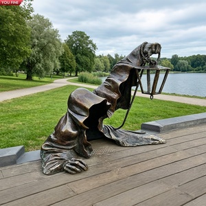 YOUFINE Sculpture en bronze coulé de l'Homme sans visage avec lanterne, statue mystérieuse de personnage en cape pour parc en bord de <span class=keywords><strong>lac</strong></span> - Product Image 2