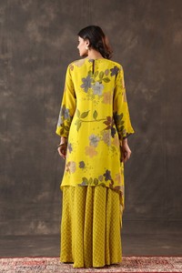 Achetez un ensemble coordonné festif indo-occidental de designer, composé d'une tunique asymétrique à imprimé floral et d'un pantalon palazzo évasé orné. - Product Image 2