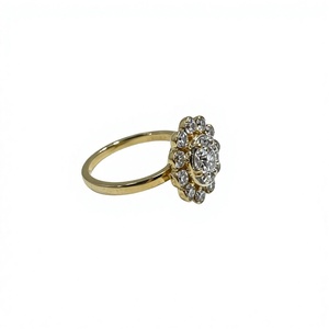 Bague de fiançailles statement plaquée or 18K 14K, style cocktail vintage, avec grappe de diamants ronds floraux et halo ovale festonné - Product Image 3