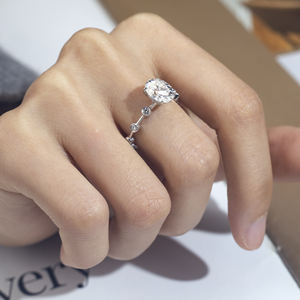 แหวนเพชรทรงรีทองคำขาว 9K รุ่น MSR-1468 จาก Messi Jewelry สำหรับผู้หญิง - Product Image 5