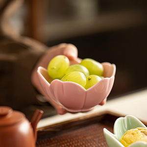 Plato de cerámica con forma de flor, plato pequeño de porcelana para té, aperitivos, decoración de mesa de boda - Product Image 1