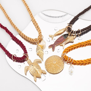 Collana con Ciondolo Vita Marina Estiva Stile Europeo Americano ZA, con Catena a Maglie e Motivi Stella Marina, Pesce e Conchiglia - Product Image 3