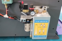 Machine de gravure CNC 4 axes 1300x2500 avec commande Syntec pour la sculpture et la gravure de portes d'armoires en bois/MDF, avec moteur, pompe, engrenage et roulement