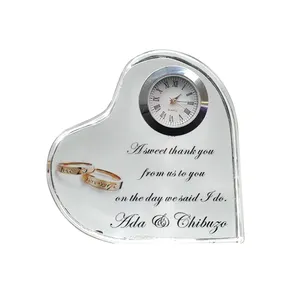 Cadeaux de mariage en forme de coeur de gravure de personnalité unique pour les invités horloge de table en cristal