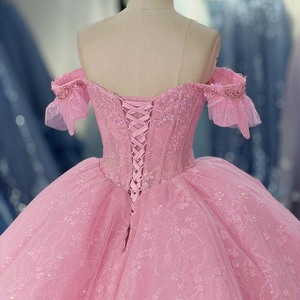 Robe de bal de Quinceañera rose bonbon à volants Dy6984, avec corsage perlé en forme de cœur et jupe superposée en mousseline, tulle et organza - Product Image 3
