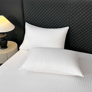 <span class=keywords><strong>Set</strong></span> di Tre Pezzi di Lenzuola con Angoli in Raso a Righe ad Alto Numero di Fili, Ecologiche, per Centri di Maternità e Assistenza Infermieristica - Product Image 3