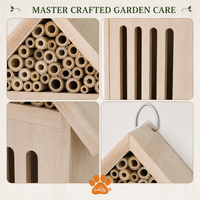 Maison à insectes en bois artisanale résistante aux intempéries avec un design multicouche pour l'observation de la faune dans le jardin, décoration de cour