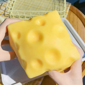 QYS Bloque de Queso Simulado Juguete Antiestrés No Comestible Duradero TPR Para Amigos 14+ - Product Image 3