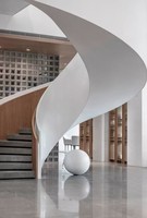 Escalier en colimaçon incurvé en verre trempé avec éclairage LED intérieur pour bâtiment commercial de luxe moderne, durable et sûr pour appartement