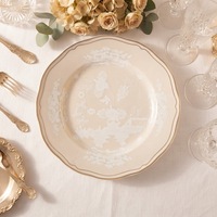 Assiettes de présentation vintage en porcelaine, base blanche avec décor floral doré, vaisselle décorative en céramique pour la mise en table de banquets de mariage