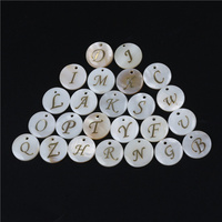 Perles de coquillages pas chères Alphabet arabe 26 lettres anglaises Perles de coquillages pour la fabrication de bijoux DIY