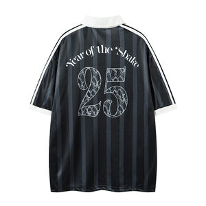 เสื้อยืดโปโลแขนสั้นสไตล์เรโทรคลาสสิกสำหรับผู้ชาย ลายทางพิมพ์ตัวอักษร สีสันตัดกัน เหมาะสำหรับฤดูร้อน - Product Image 1