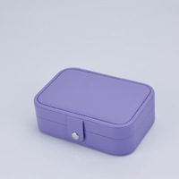 Boîte de présentation en cuir exquis pour bagues et bijoux, motif carré avec boutons, vente en gros d'usine pour cadeaux d'anniversaire pour hommes et femmes
