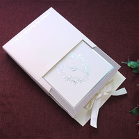 Boîte élégante de décoration de pétales de fleurs, invitation de mariage, estampée à l'or argenté, invitation en acrylique transparent avec carte RSVP et enveloppe