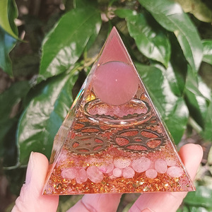 Pyramide en résine époxy avec cristaux de pierre, ornement de bureau, décoration d'aquarium, design engrenage en quartz rose œil de chat rose - Product Image 2