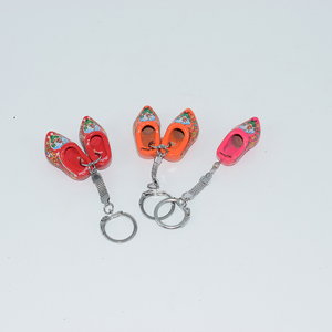 Llavero de zapato de madera roja Llavero de zapato holandés con logotipo personalizado Llavero artesanal - Product Image 3