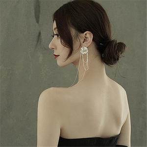 Boucles d'oreilles pendantes longues en alliage d'argent tibétain plaqué argent, style vintage, pour femme, bijoux de fête, motif floral - Product Image 1