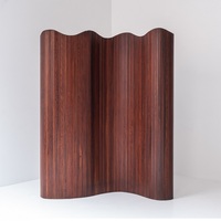 Paravent et séparateur de pièce moderne en bois de pin léger, imperméable, couleur rouge vin et noyer, avec design incurvé en arc