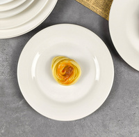 Vaisselle en porcelaine blanche moderne personnalisée plat de service en céramique durable assiettes cassables design en céramique moderne stocké
