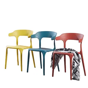 كرسي بذراعين بتصميم عصري يمكن تكديسة وتثبيته في الهواء الطلق مصنوع من البلاستيك متين مناسب لتناول الطعام والأثاث المنزلي معبأ بأمان