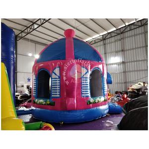 Château gonflable PinkTeapot pour enfants, idéal pour les fêtes en plein air, avec filet de sécurité et entrée par escalier, qualité professionnelle. - Product Image 3