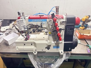 Máquina de Coser Industrial Computarizada de Alta Velocidad QK500S-01CB con Cama Plana y Cortahilos Automático - Product Image 2