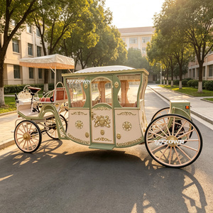 Elegante y lujosa carruaje real tirada por caballos con decoración exterior hermosamente grabada, carro de paseo para la inauguración de un parque temático - Product Image 1