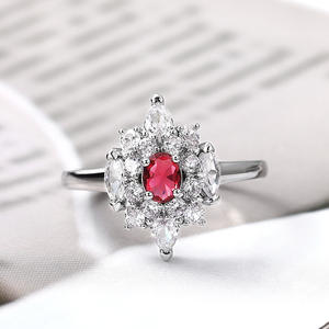 Anillo F788 con Racimo de Rubíes, Oro Blanco, Diamante Corte Pera, Flor, Joyería Fina para Mujer - Product Image 4