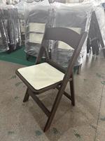 Chaises pliantes en résine marron à grain de bois rembourrées en plastique, capacité 450 kg, pour événements, mariages et fêtes en gros