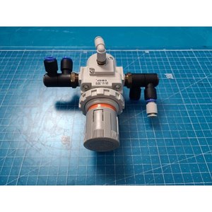 Régulateur pneumatique de précision SMC ARP30-03H-3R, utilisé comme pièce détachée pour équipement semi-conducteur d'époque - Product Image 3