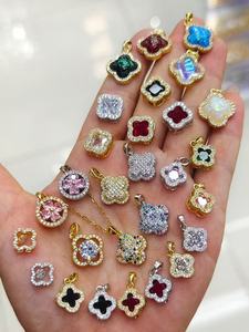 Ciondoli di Lusso Personalizzati a Forma di Quadrifoglio con Zirconi, Placcati in Oro, Collana Scintillante con Charm a Quadrifoglio - Product Image 2