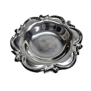 Elegante plato para mantequilla de metal con acabado de alta calidad para ocasiones formales, decoración del hogar, fiestas y reuniones festivas. - Product Image 1