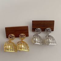 Boucles d'oreilles en métal style cage à oiseaux avec perles, luxe léger et exagéré, tendance et simples, adaptées à toutes les occasions.