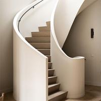 Escalier moderne incurvé en bout Structure en bois et acier avec rail en verre design pour maisons duplex à usage intérieur Aménagements ouverts