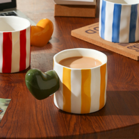 Mug à café en céramique rayé créatif, tasse à thé en porcelaine avec poignée en forme de cœur 3D, tasse à boire pour la maison ou le bureau, cadeau de la Saint-Valentin