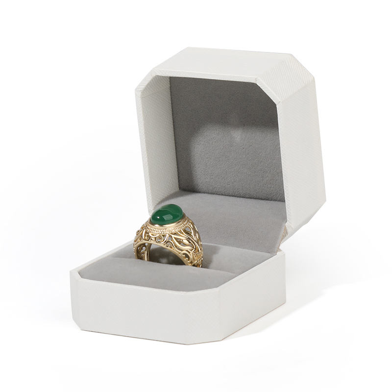 กล่องแหวนสีขาว