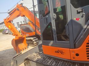 Excavadora Usada Hitachi ZX55u de Buena Calidad, Fabricada en Japón, Componentes Principales: Caja de Cambios, Bomba, Rodamiento, Capacidad de Cucharón de 5.5 Toneladas y 0.3m - Product Image 3