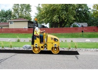 Nouvelle Rouleuse Vibrante à Double Tambour CAT CB1.7 CB1.8 Mini Hydrostatique 2RM pour routes municipales en asphalte avec roues en acier et caoutchouc