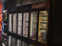 Projet complet de cuisine d'hôtel, réfrigérateur à vin en acier inoxydable 304 sur mesure avec porte vitrée et refroidissement par ventilateur pour hôtel et restaurant