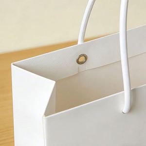 Bolsa de Cartón Blanca Reciclable Personalizada con Ojo de Grommet para Compras, Zapatos, Ropa y Regalos Empresariales - Product Image 3