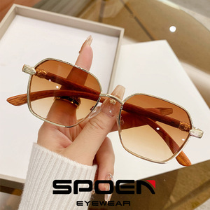 Gafas de Sol Rectangulares con Marco Completo de Metal con Aspecto de Madera, Protección UV400, Unisex para Adultos, en Caja - Product Image 4