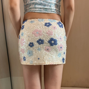 กระโปรงมินิสั้นลายดอกไม้ประดับเลื่อมสีสันสดใสสำหรับวันหยุดพักผ่อนริมชายหาด ทรงเข้ารูปเซ็กซี่ เหมาะสำหรับงานปาร์ตี้สำหรับผู้หญิง - Product Image 6