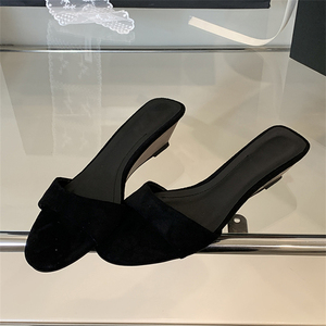 Sandales compensées noires confortables à bout ouvert en PU pour femmes, tendance mode été 2025, style décontracté pour la plage, inspirées des pays d'Asie du Sud-Est - Product Image 5